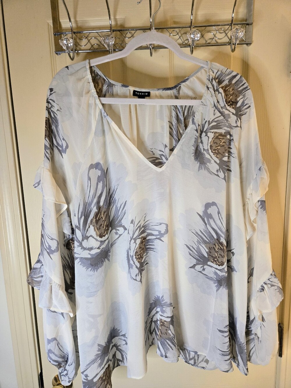 Torrid Cream Floral V-Neck Ruffle Sleeve Blouse - Neutral Floral